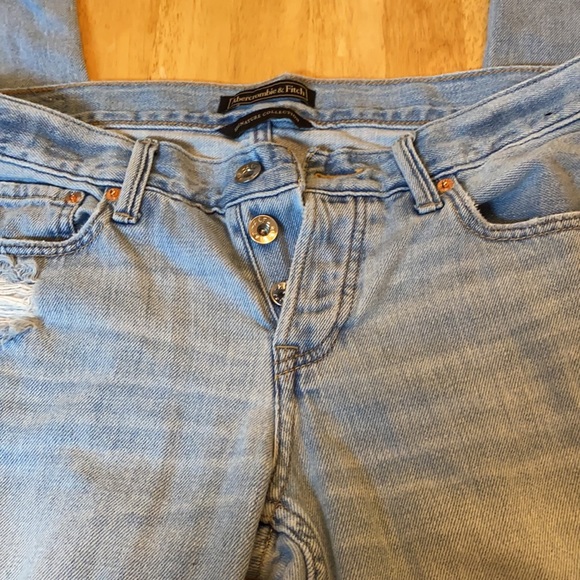 Abercrombie & Fitch Distressed Button Fly Light wash Women’s Jeans Size 26 - Picture 2 of 12
